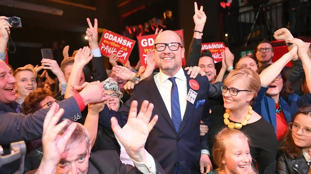 Paweł Adamowicz cieszy się po ogłoszeniu wyników sondażowych