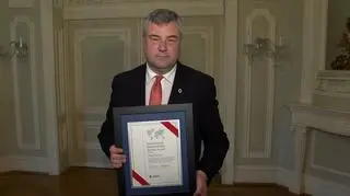 Członek zarządu Polskiego Czerwonego Krzyża Michał Mikołajczyk z nagrodą International Humanitarian Service Awards