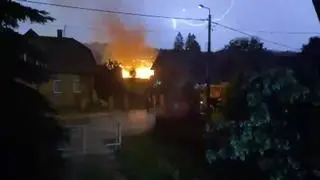 Zgniłocha. Piorun uderzył w stodołę. Stanęła w płomieniach