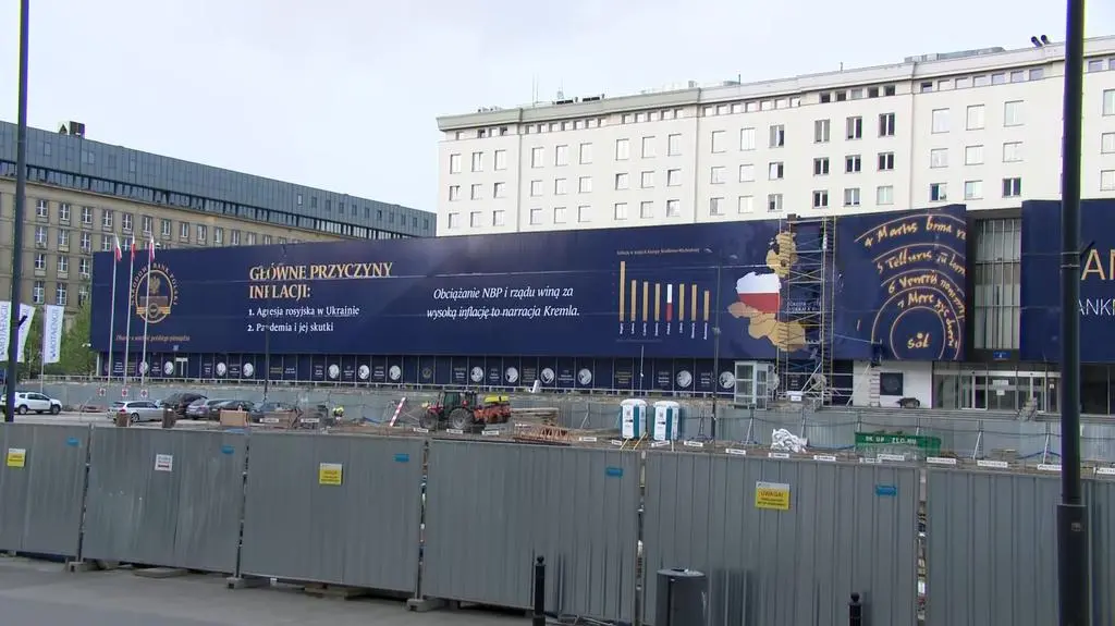 Na budynku Narodowego Banku Polskiego zawisł we wtorek nowy baner