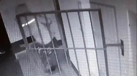 Uderzył głową i pięściami, uszkodził elewację i roletę. "Nie potrafił wytłumaczyć, dlaczego to zrobił"