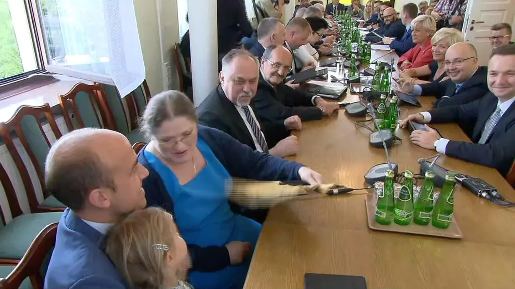 "Lenusia, mogę cię powachlować kochana? Od cioci Krysi z opozycji"