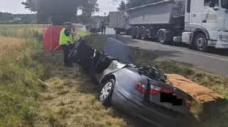 33-latek uderzył w dwa samochody i wpadł do rowu