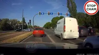 Taksówkarz zawracał z pasa dla jadących na wprost