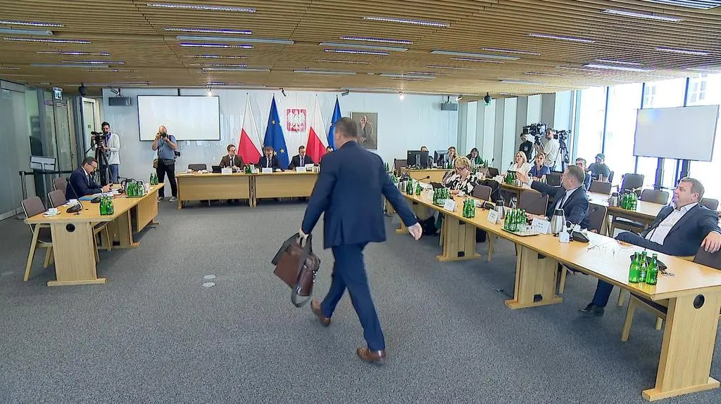 Mariusz Krystian wychodzi z sali