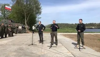 Mark Brzezinski, Andrzej Duda i Mariusz Błaszczak na konferencji w trakcie ćwiczeń w ramach Defender Europe 2022