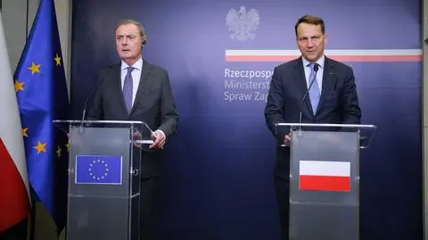Minister spraw zagranicznych Radosław Sikorski oraz specjalny wysłannik Unii Europejskiej ds. sankcji David O' Sullivan 