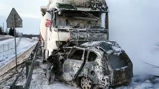 Samochód osobowy zderzył się czołowo z cysterną
