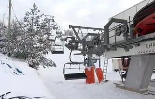 Tysiące ludzi zjeżdżają na nartach i deskach snowboardowych na stokach na Lubelszczyźnie