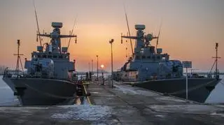 Zimowe słońce między statkami