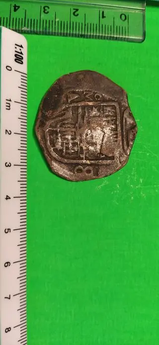 Gdy moneta została oczyszczona, okazało się że wybito ją w pierwszej połowie XVII wieku