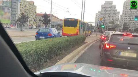 Wjechał na torowisko tramwajowe, ominął korek. Kierowcy zaczęli trąbić, policja będzie sprawdzać 