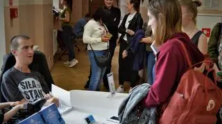 Sprzedaż książki po spotkaniu autorskim w Akademii Wychowania Fizycznego w Warszawie, 2018 rok