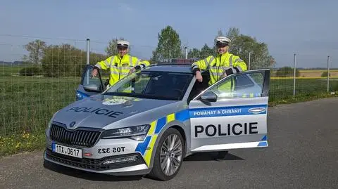 Kobieta zaczęła rodzić w samochodzie. Policjanci pomogli