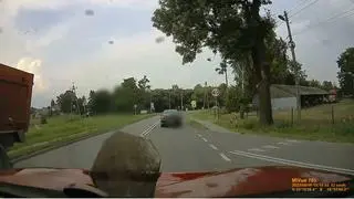 Stalowy element spadł na auto