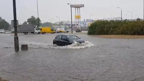 Ulewy, burze, podtopienia, interwencje strażaków. "Zalaniu uległy dwie szkoły podstawowe"
