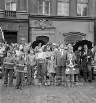 Ludzie wypatrujący poznańskich koziołków w 1978 r