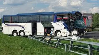 Po zdarzeniu autobusu z ciężarków na A1 utrudnienia w ruchu. Potrwają do późnych godzin wieczornych