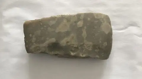 Na polu znalazł tajemniczy przedmiot, zdjęcia wrzucił do sieci. Do jego drzwi zapukali policjanci