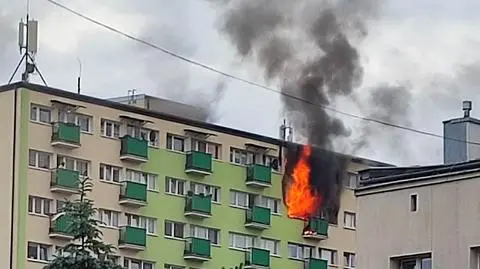 Kilkadziesiąt osób ewakuowanych, jedna nie żyje. Tragiczny pożar w bloku