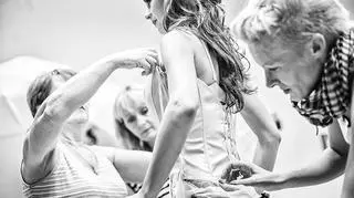 Nad sukniami pracują doświadczone krawcowe