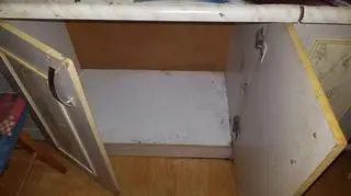 Mężczyzna schował się przed policją w szafce w kuchni
