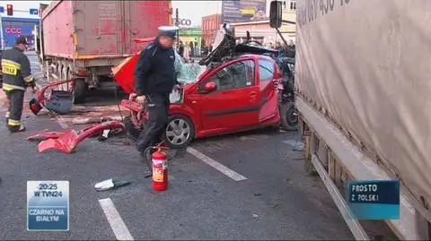 W Bydgoszczy ciężarówka zmiażdżyła samochód osobowy stojący na czerwonym świetle w który zginęło 15 roczne dziecko