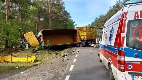 Zderzenie dwóch ciężarówek. Kierowca zginął na miejscu