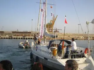 Jacht Women on Waves wpływa do portu w Hiszpanii, rok 2008