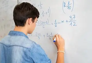 Wyniki egzaminów z matematyki. Dlaczego dwugarbny wielbłąd powinien nas martwić