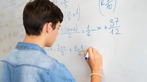 Wyniki egzaminów z matematyki. Dlaczego dwugarbny wielbłąd powinien nas martwić