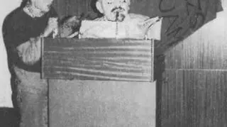 Lenin czytający Gazetę Wyborczą