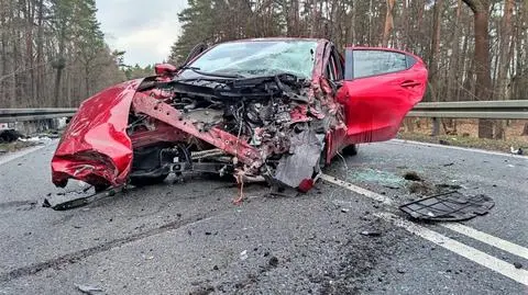 Zderzył się z cysterną. "Przód auta przestał istnieć, silnik przekoziołkował przez barierkę" 