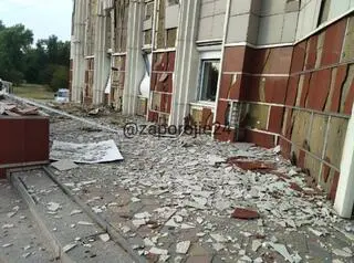 Ostrzelany budynek rady miasta Enerhodar 