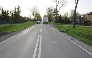 Rowerzystka i kierowca ciężarówki jechali w tym samym kierunku 