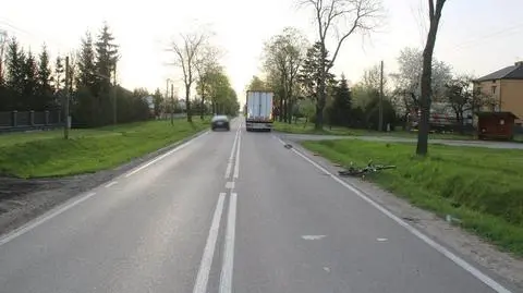 Rowerzystka i kierowca ciężarówki jechali w tym samym kierunku 