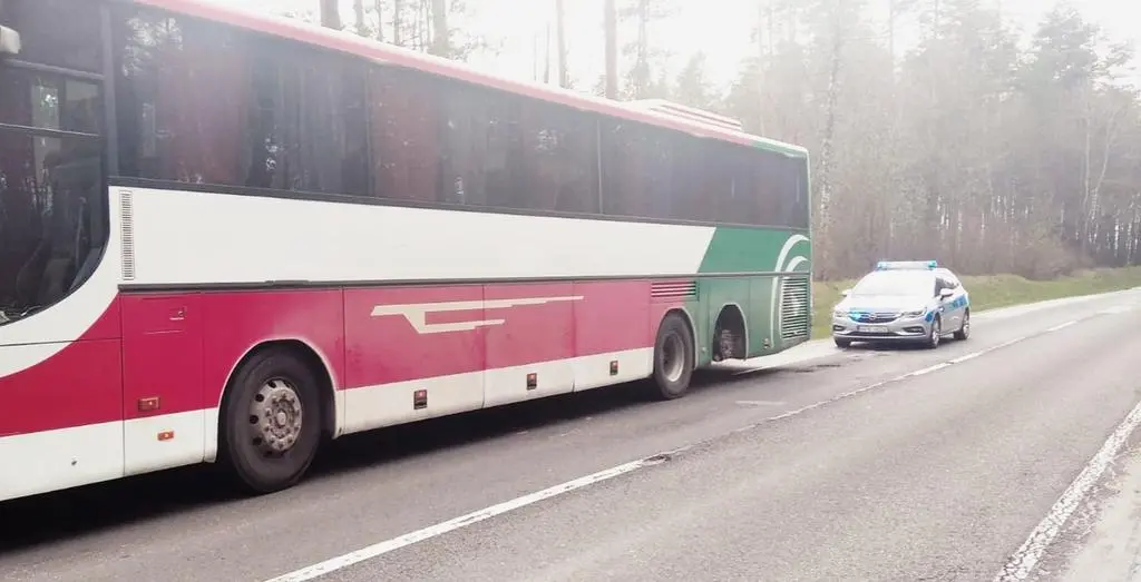 Jechał autobusem bez jednego koła 