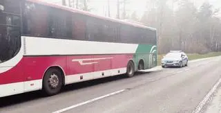 Jechał autobusem bez jednego koła 