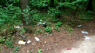 Wśród odpadów leżał paragon ze sklepu