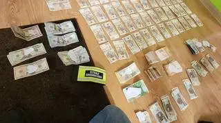 Służby rozbiły grupę, która handlowała kradzionymi autami. 13 osób zatrzymanych, w tym urzędnicy 