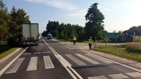 Ciężarówka wjechała w busa stojącego przed pasami, a ten uderzył w przechodzącą kobietę