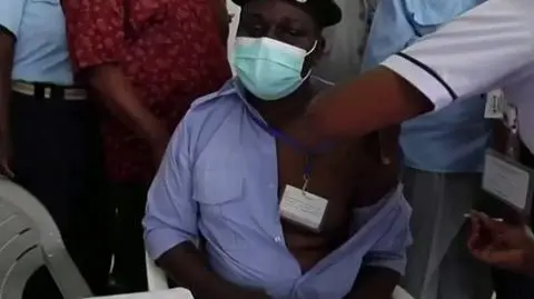 Albo szczepienie, praca i pensja, albo nic. Kontrowersyjne rozporządzenie wchodzi w życie