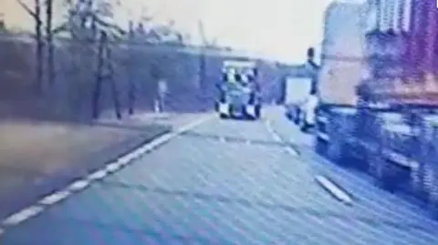 Minął patrol i światłami ostrzegał innych kierowców. Nie wiedział, że przed nim jedzie radiowóz