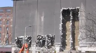 W budynku zieją potężne dziury