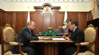 Miedwiediew (jeszcze jako premier) na naradzie u Putina. Zdjęcie archiwalne 