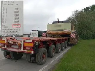 Ponad 110-tonowy kolos na ulicach Bydgoszczy