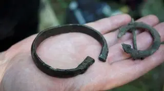 Bransoleta z zakończeniami w kształcie głowy smoków oraz zapinka służąca do spinania szat 