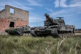 Po prawej czołg Leopard 2A4