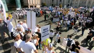 Protest pracowników ochrony zdrowia przy placu Krasińskich