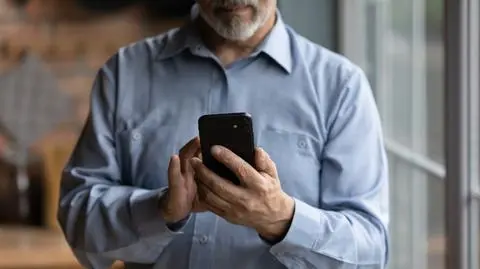 telefon smartfon shutterstock_1822706066